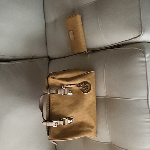 Michael Kors handbag and Michael Kors wallet - Picture 1 of 8